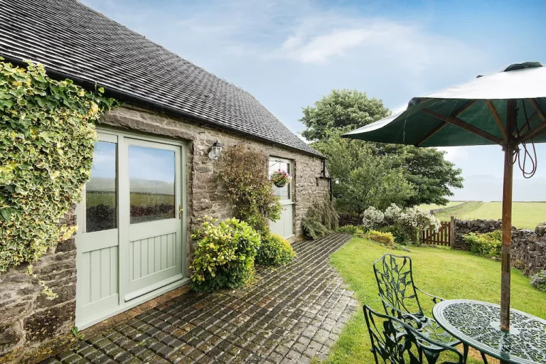 charming cottage in Peak District with hot tub