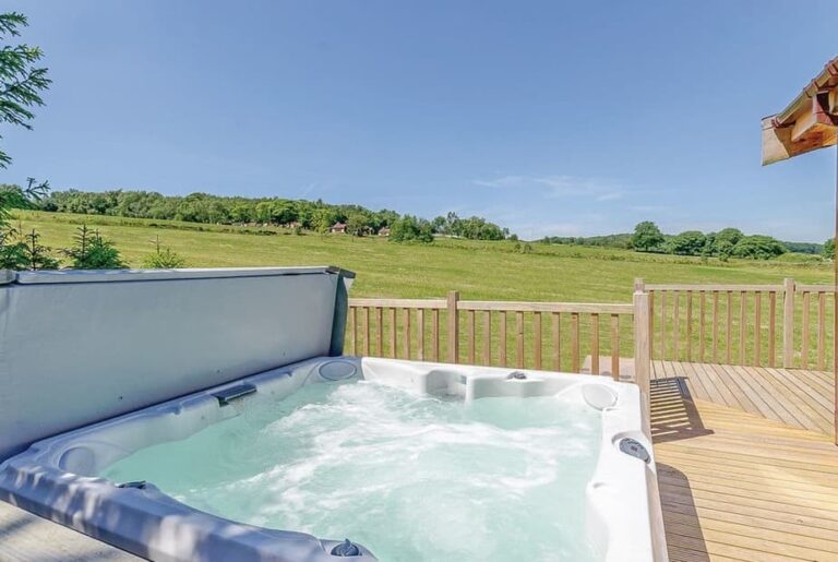 charming cottages in Peak District with hot tub