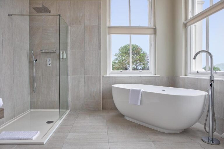 charming hotels in Lake District with tub in room 3