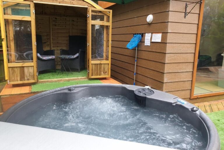 charming lodge in Cheshire with hot tub 4