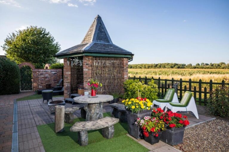 charming lodge in Lincolnshire with hot tub