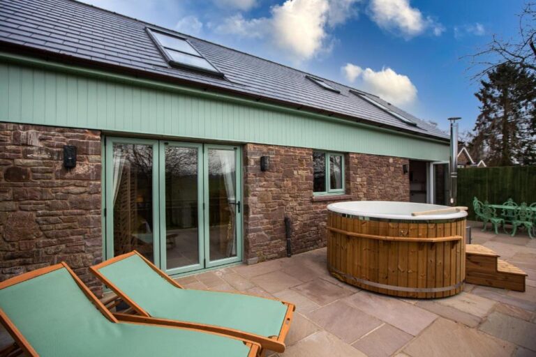 charming lodge with hot tub in Forest of Dean
