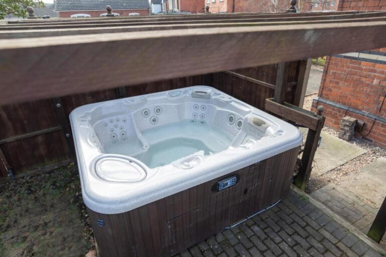 charming lodge with hot tub in Lincolnshire 4