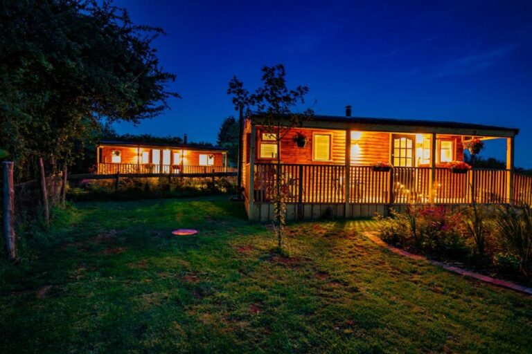 charming lodges in Cotswold with hot tub