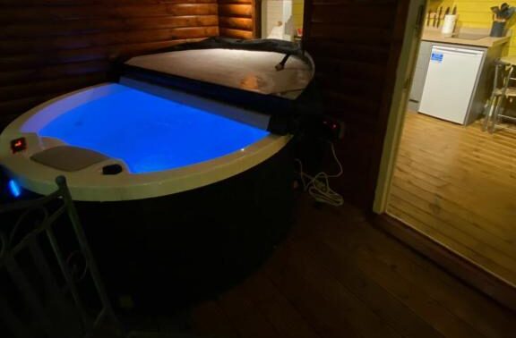 charming lodges in Cotswold with hot tub 2