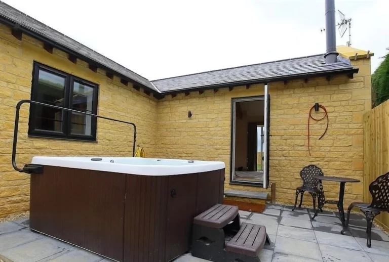 charming lodges in Cotswold with hot tubs 2
