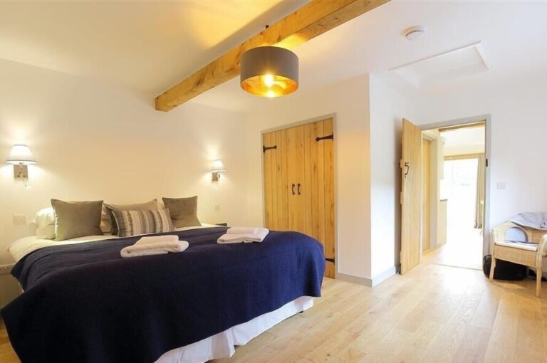 charming lodges in Cotswold with hot tubs 3
