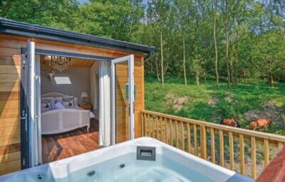charming log cabin in England with hot tub
