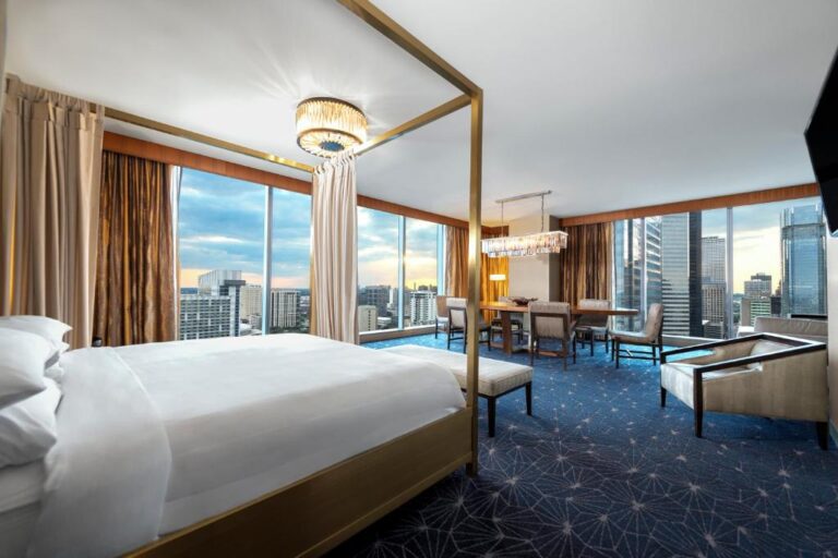 cool hotel in Houston Marriott Marquis3