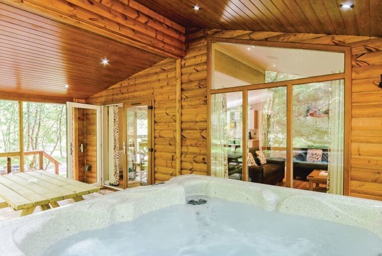 cottages in the heart of England with hot tub