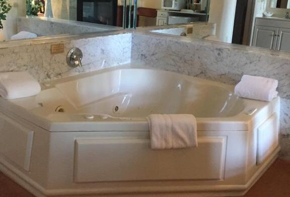 cozy hotels in Buffalo with hot tub in room 2