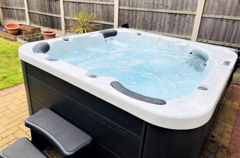cozy lodges near Derbyshire with hot tub