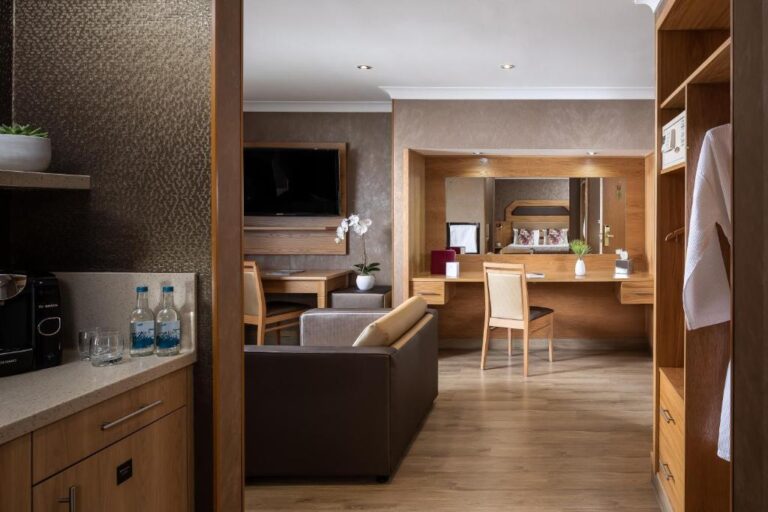 hotel suites with modern bathtub in Birmingham 3