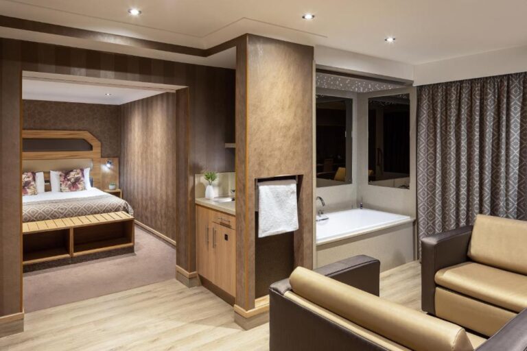 hotel suites with modern bathtub in Birmingham