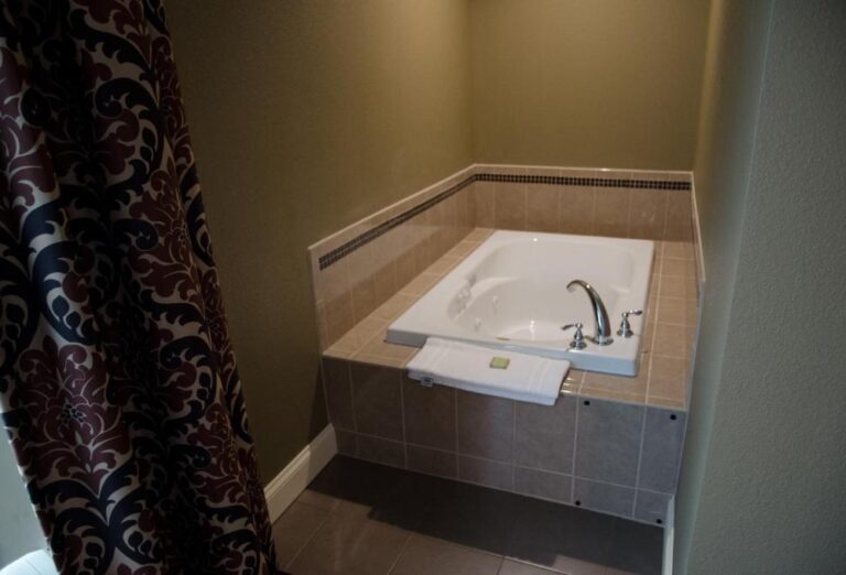 hotels for couples in Buffalo with hot tub in room 2