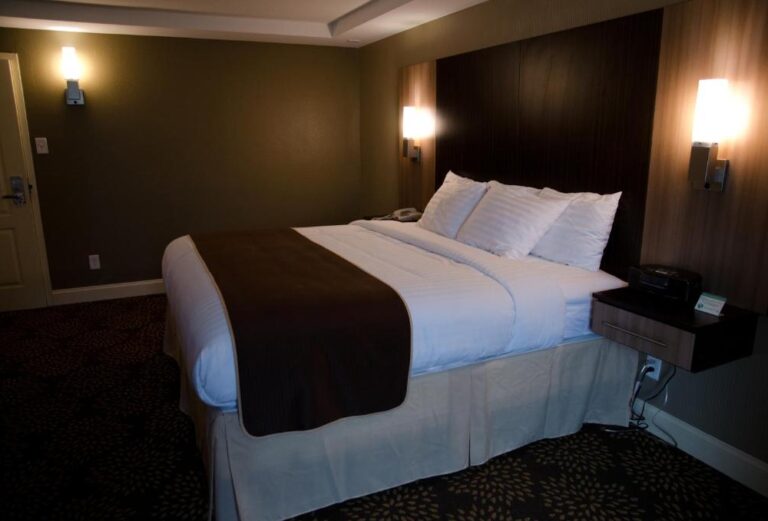 hotels for couples in Buffalo with hot tub in room 3
