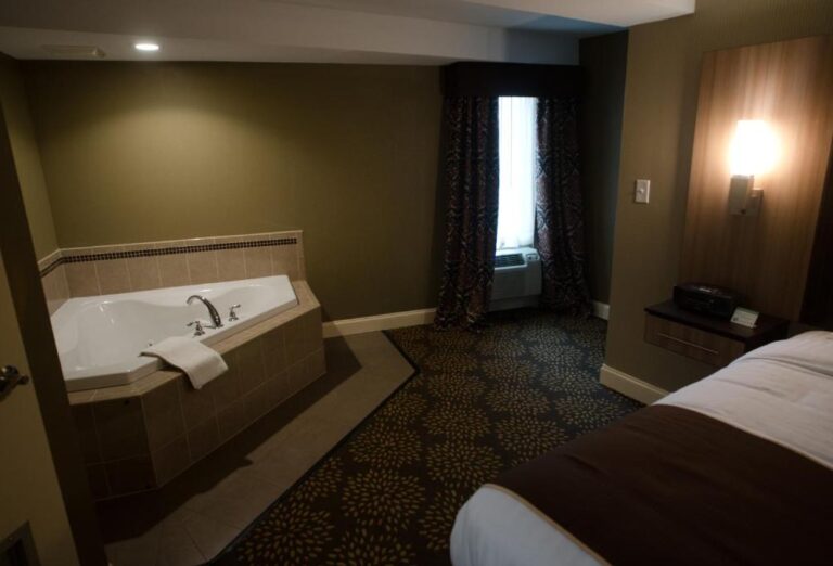 hotels for couples in Buffalo with hot tub in room 4
