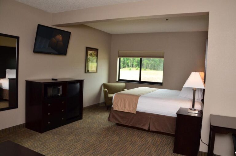 hotels in Des Moines Iowa with hot tub in room 2