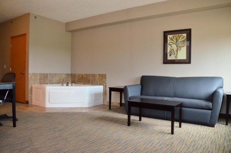 hotels in Des Moines Iowa with hot tub in room 3