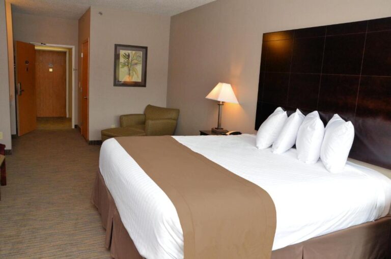hotels in Des Moines Iowa with hot tub in room 4