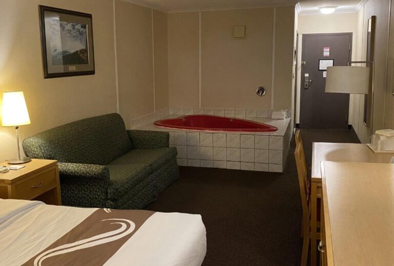 hotels in Niagara Falls with hot tub in room 4