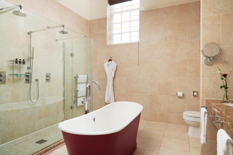 hotels with tub in room in York 5