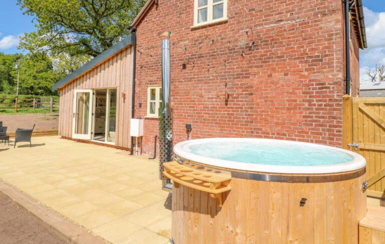 lodge in England countryside with hot tub