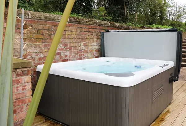 lodge with hot tub in Cheshire
