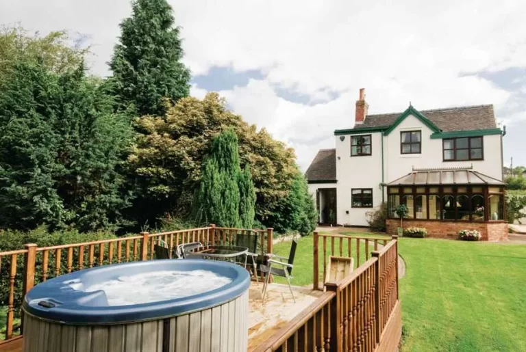 lodges in Heart of England with hot tub 4