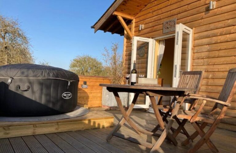 lodges in Kent with hot tub