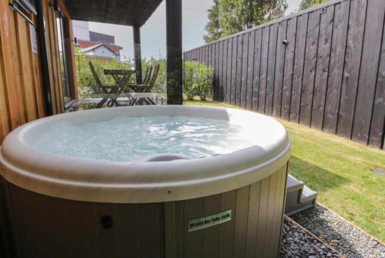 lodges in North Wales with hot tub 4