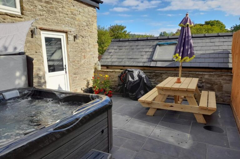 lodges with hot tub in Forest of Dean