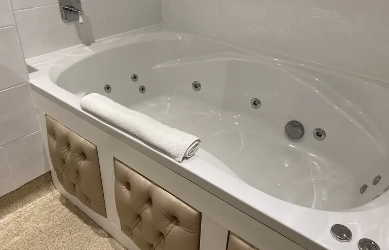 lovely Liverpool hotels with hot tub in room 4