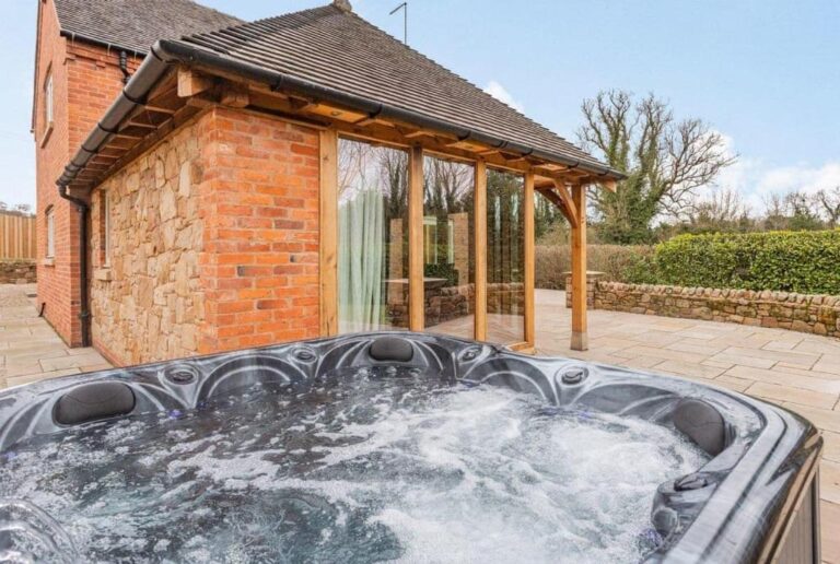 lovely accommodation in Derbyshire with hot tub 2