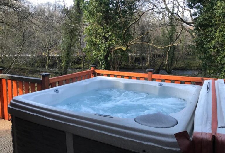 lovely cabin with hot tub in Snowdonia 3