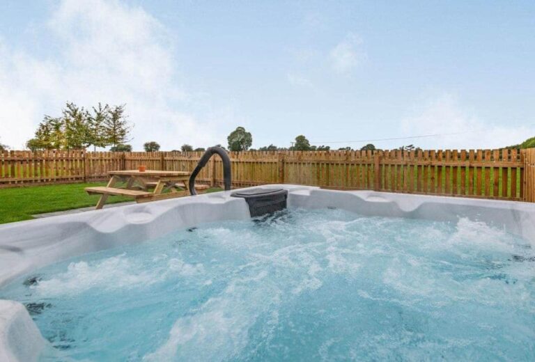 lovely lodge near Derbyshire with hot tub 7