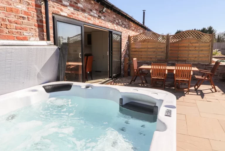lovely lodge with hot tub in England 4