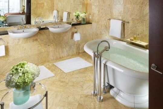 luxury boutique hotels in Miami with bathtub in room 2