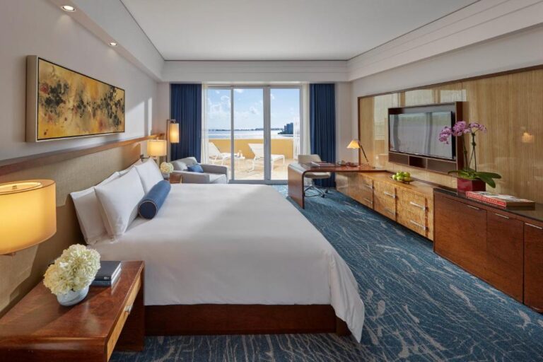 luxury boutique hotels in Miami with bathtub in room 3