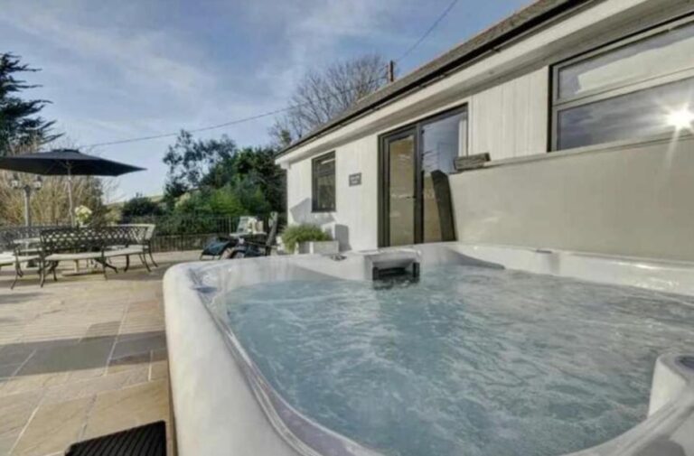 luxury cottage in England with hot tub