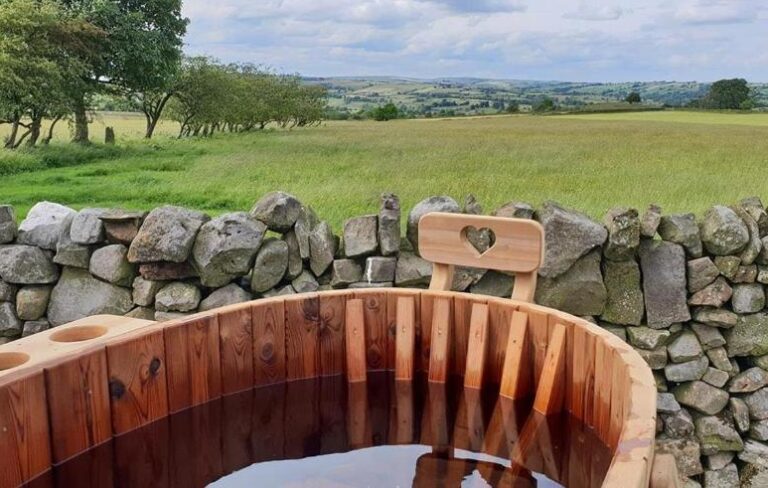 luxury cottage with hot tub in the heart of England 4