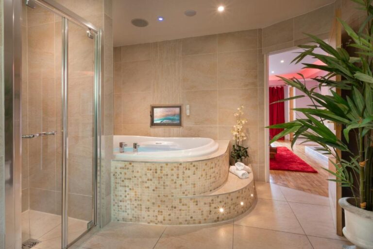 luxury hotels in Windermere with hot tub 4