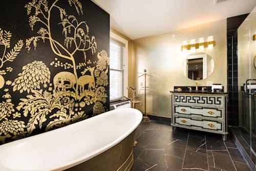 luxury hotels with hot tub in room Buffalo 4