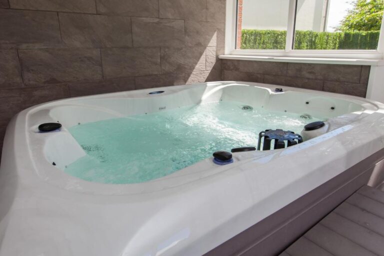 luxury lodge in Edinburgh with hot tub