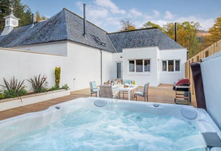 luxury lodge in Highlands with hot tub
