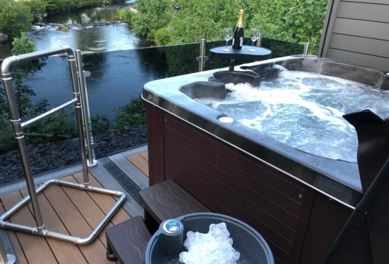 luxury lodge in Snowdonia with hot tub