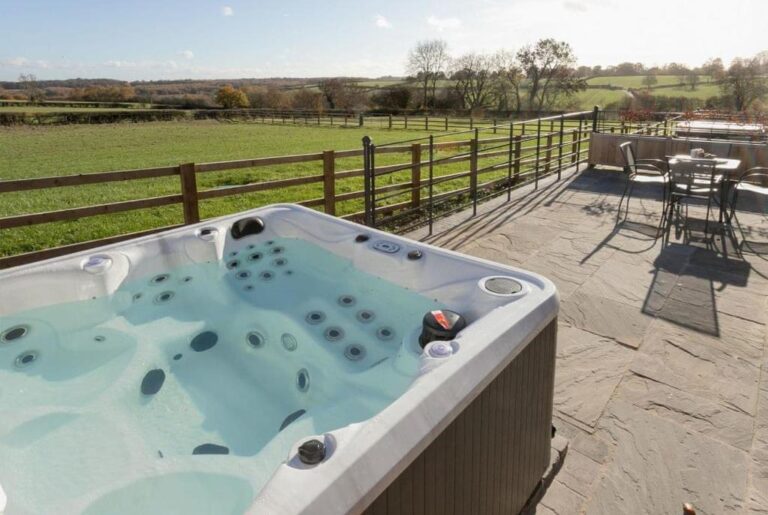 luxury lodges near Derbyshire with hot tub 3