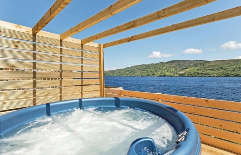 luxury log cabins in Loch Ness