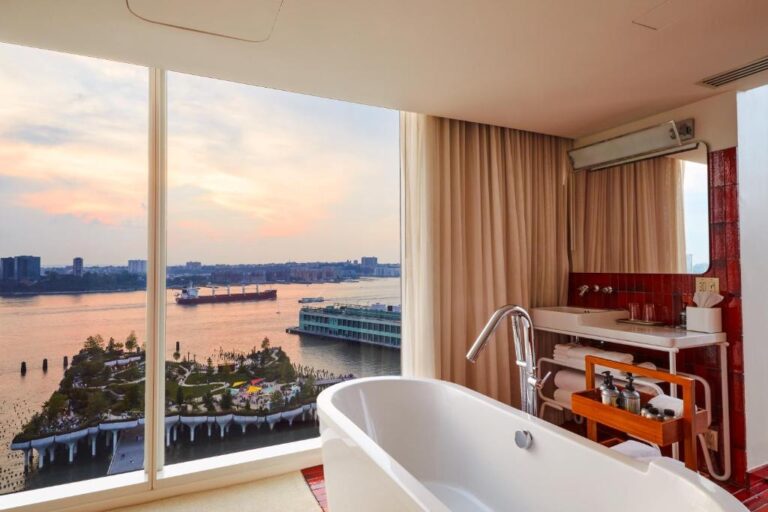 modern boutique hotels with bathtub in room 4