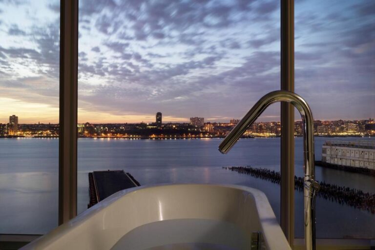 modern boutique hotels with bathtub in room